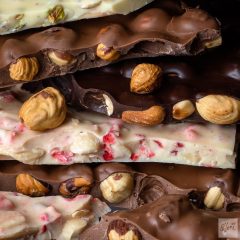 Tört kézműves cukormentes étcsoki mogyoróval