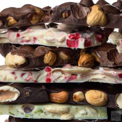 Tört kézműves fehércsoki mandulával eperrel